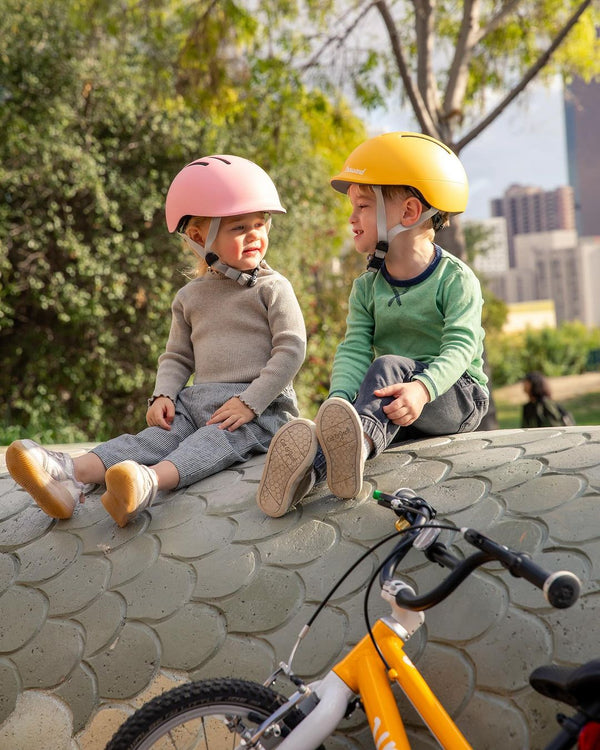 Nouveaux casques de vélo colorés pour les tout-petits