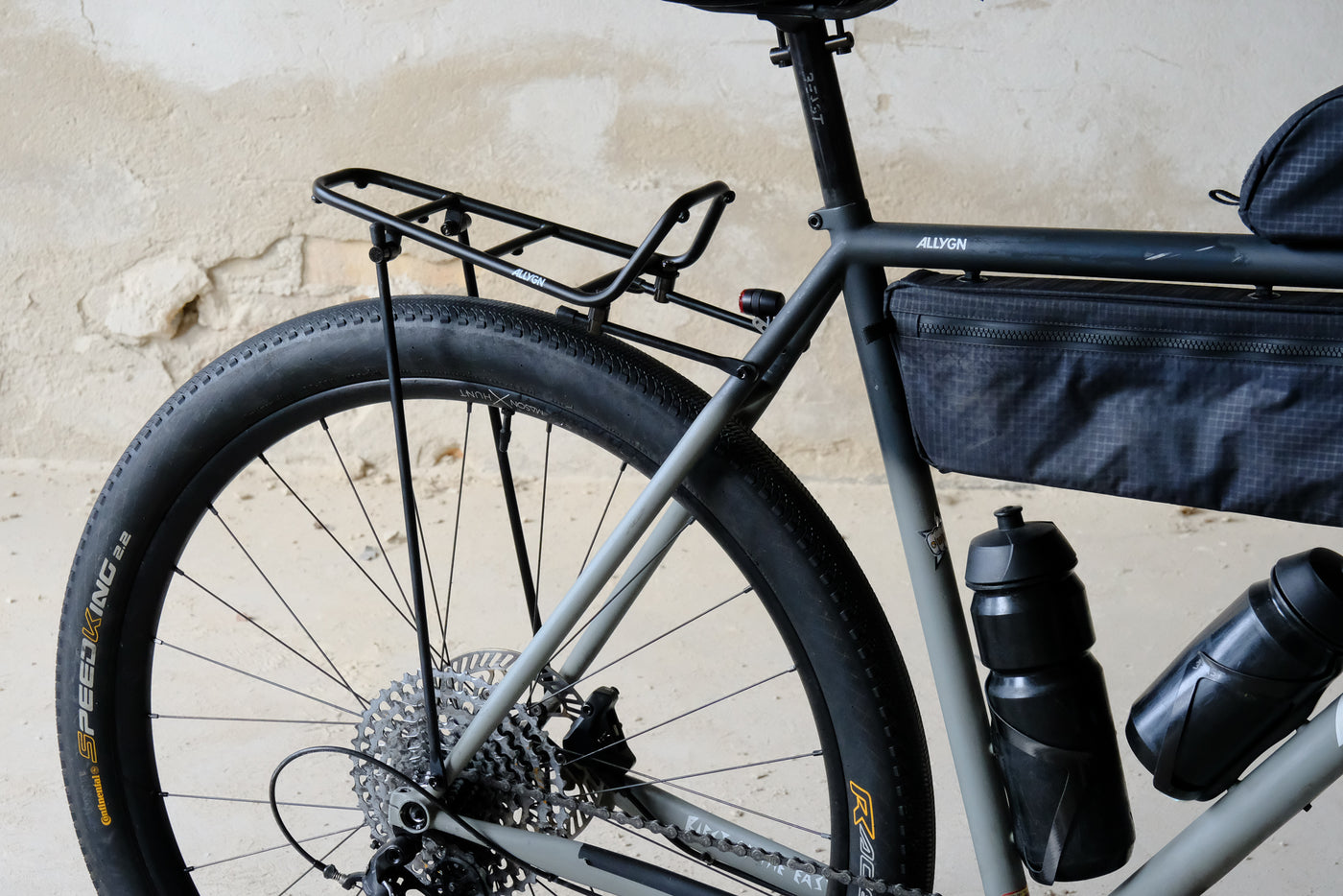 pannier rack for gravel bike ALLYGN Diamond Rear – VeloLifestyle 𝗯𝘆 𝗔𝗹𝗹𝗼 𝗩𝗲𝗹𝗼 Beyond A5 Rig Softshell 30 Fächer Farbe:pine green glänzend and even tri